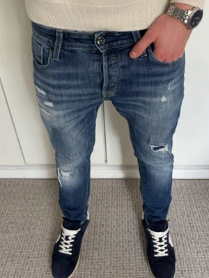 Sällsynta slim jeans slitningar Jack & Jones - Tja! Säljer dessa limiterade slim jeans från Jack & Jones | L30 W29 | Jag på bilden är 183! | Hör av er vid minsta lilla fundering🙌