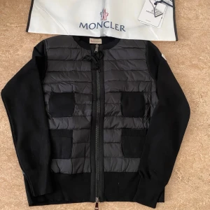 Moncler Cardigan jacka - Säljer min moncler jacka i nyskick som passar perfekt till vår/sommar väder. Storlek L men passar en M då den är lite mindre i storlek. Skickas med sin dust bag. 