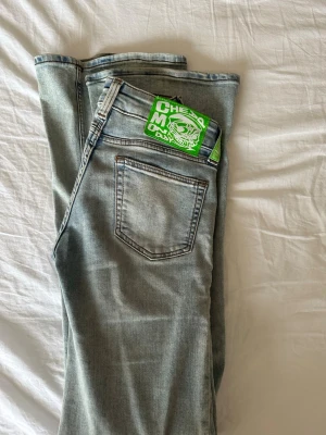 Ljusblå bootcut jeans från Cheap Monday - Säljer mina cheap monday jeans i storlek 26/34 då dom är för små, dom är nästan i nyskick då dom är använda fåtal gånger!💕
