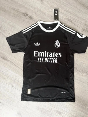 Real Madrid  - Helt ny med tags, storlek M