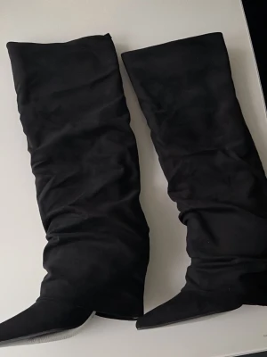 boots med klack - Jättefina och helt nya stövlar som passar perfekt för höst och vinter. Jag köpte dem för 1200 kr från butik men har tyvärr aldrig använt dem eftersom storleken inte passade mig. Storlek 36, men kan även passa en 35:a. Skorna är i absolut perfekt skick och helt oanvända. Dustbag/påse som följde med ingår också, och jag skickar stövlarna i den. Jag vill väldigt gärna sälja dem och priset kan diskuteras vid snabb affär. Skriv gärna vid frågor☺️