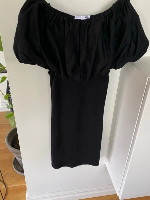 Perfekta svarta klänningen från Zara!  - Svart klänning från Zara!  Endast använd vid ett tillfälle  Superfin!  stretch  Offshoulder Nyskick   Total längd 83 cm  Mått mm finns i bilderna     