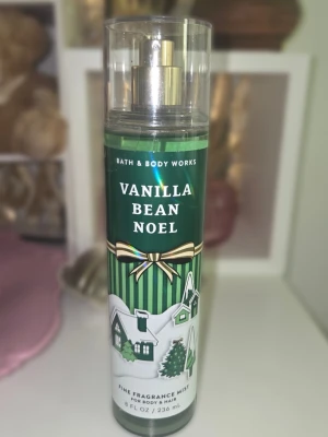 Vanilla Bean Noel mist Bath & Body Works - Vanilla Bean Noel Fine Fragrance Mist från Bath & Body Works. Doftnoter av vaniljstång, varm karamell, socker, vispad grädde och mysk. Grön och vit flaska med gulddetaljer och vintermotiv. Passar både kropp och hår.