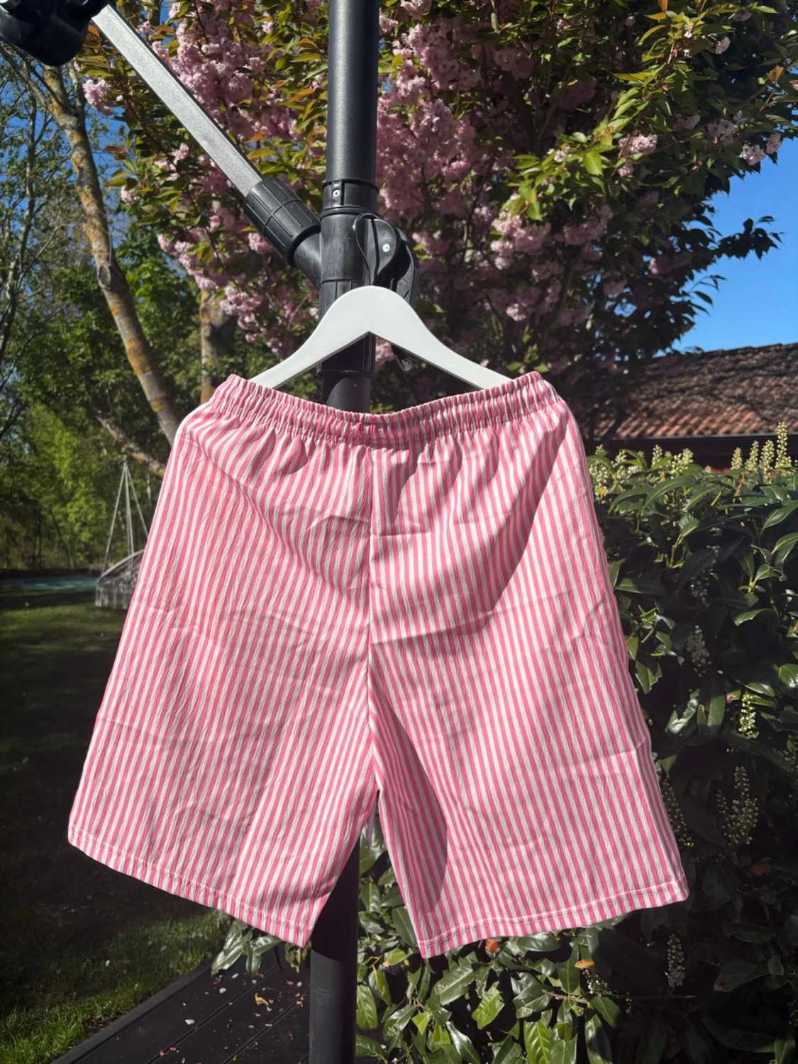 Randiga rosa shorts med snörning - 1