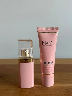 BOSS Ma Vie Pour Femme parfymset -  BOSS Ma Vie parfym och body lotion, parfymen är 30ML och nästan inte använd, body lotionen är 50ML och mer än hälften kvar