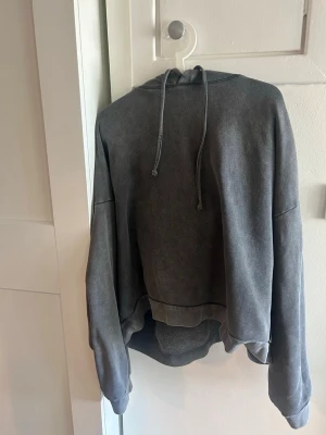 Acne Studios hoodie - Säljer en oversized grå hoodie från Acne Studios. Hoodien har en avslappnad passform, ribbade muddar och är tillverkad i mjukt bomullsmaterial. Perfekt för en chill och stilren look. Nypris är 5000kr
