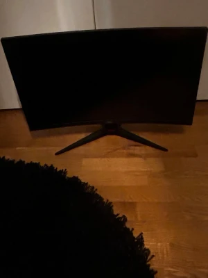 AOC 27 tum 165hz monitor  - Gaming skärm som är curved 27 tum monitor och är 165hz från AOC, 1920x1080, kommer med båda sladdarna 