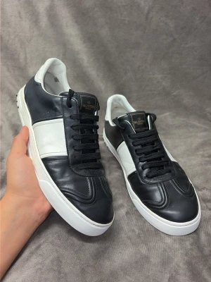 Valentino Flycrews - Valentino Flycrews🙌 bra skick, 7/10, alla nitar kvar. 150+ nöjda kunder✅ Fraktar inom 24h efter köp📦🚚 Hör av dig vid minsta fundering😊🤝