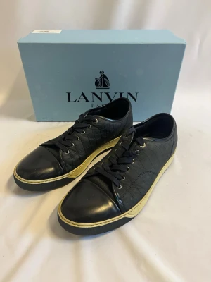 Lanvin Skor - Tja ! Säljer nu dessa feta blå Lanvin skorna i storlek 43. Detta är en sällsynt modell. (Modellen tillverkas ej längre). Skorna är i Bra skick, enda defekten är där bak på hälen som man ser på bilderna.                                                                      Ny pris: ca 4500kr.                                               Säljs för: 899kr                                                       Hör gärna av er vid frågor eller funderingar!       Box tillkommer!