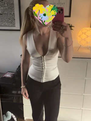 Vit korsettopp - Säljer en vit korsettopp som är perfekt till festen. 🥳. Köpt på Zara men endast använd en gång då jag tycker att den satt för tight, så skicket är som nytt! Skriv privat om du skulle ha några frågor/mer bilder🩷 Köpt för 199kr och finns inte längre på hemsidan🌻