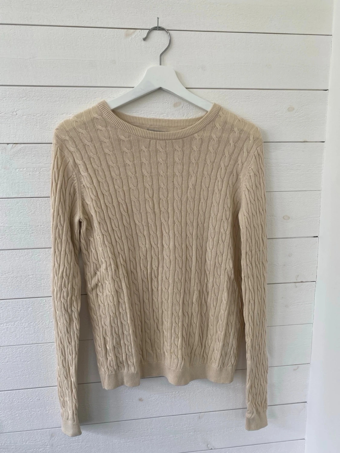 Beige kabelstickad tröja
