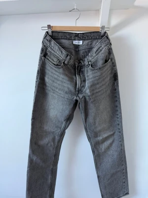 Grå mom jeans från Vaillent -  grå jeans från Vaillent i klassisk femficksmodel, köpta på carlings 