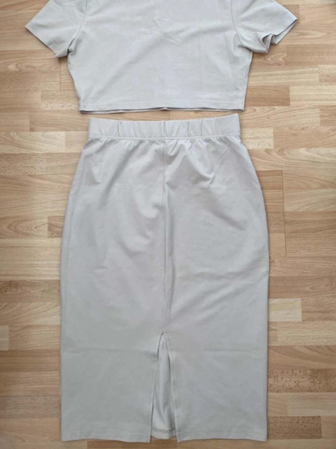 Beige tvådelat set med kjol och topp - 1