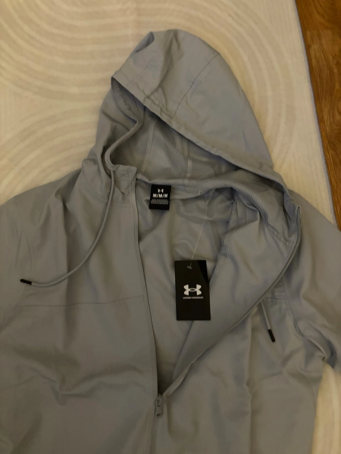 Ljusgrå vindjacka från Under Armour - 1