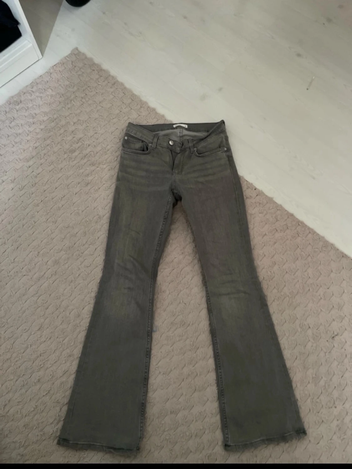 Grå bootcut jeans med låg midja