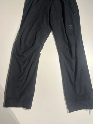 Haglöfs svarta byxor - strl M - Säljer ett par helsvarta Haglöfs byxor i storlek M.  Bekväma och praktiska med clean look. Passar både till vardag och outdoor. Fint skick.  Storlek: M Färg: svart  Skickar gärna fler bilder eller mått vid intresse.