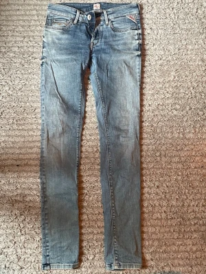 Ljusblåa replay jeans - Snygga replay jeans utan defekter passform slim skinny typ
