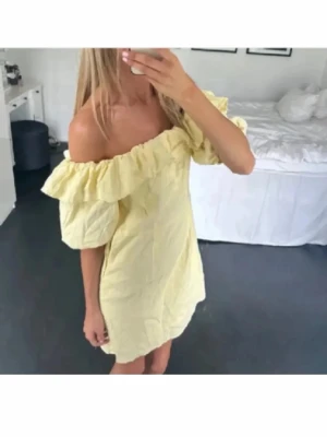 Gul offshoulder klänning med volang - Eftertraktad slutsåld klänning perfekt till skolavslutning och sommar