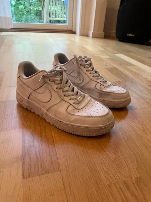 Nike Air Force 1 vita sneakers - Klassiska vita Nike Air Force 1 sneakers i läder. Storleken är 42 och dom är i hyfsat skick. Jag har inte använt dom så mycket, dom är bara lite smutsiga på bilderna. Pris kan diskuteras 