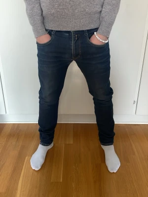 Blåa replay anbass jeans  - Blåa replay anbass jeans i storlek 32/32. De är använda, köpta för 549 på plick! Pris kan diskuteras vid snabb affär!