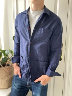 John Henric overshirt  - John Henric overshirt, lite stor på modellen. Inga defekter! Modellen i bilderna är 180 cm 75 kg och bär Storlek M , Kom med frågor! 🌟 (Kan gå ned i pris vid köp av paket 😉) 