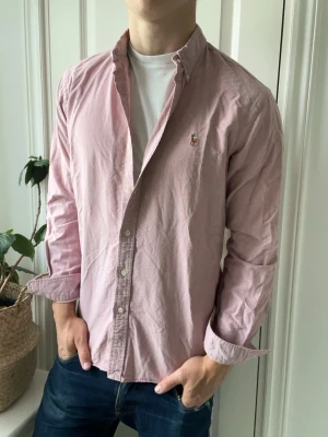 Ralph lauren skjorta  - Ralph lauren skjorta, slim Fit. Inga defekter! Modellen i bilderna är 180 cm 75 kg och bär Storlek M , Kom med frågor! 🌟 (Kan gå ned i pris vid köp av paket 😉) 
