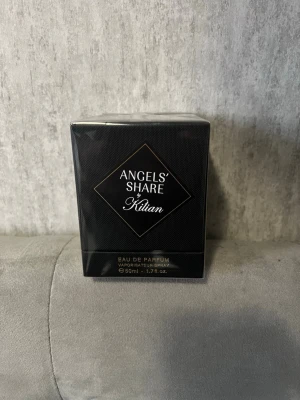 Angels' Share Eau de Parfum Kilian - Exklusiv parfym från Kilian, Angels' Share Eau de Parfum i elegant svart förpackning med gulddetaljer. Flaskan rymmer 50 ml och doften är känd för sin lyxiga och unika karaktär. Perfekt för dig som vill sticka ut med en sofistikerad signaturdoft.