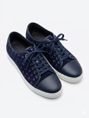 Lanvin sneakers - Snygga mörkblå sneakers från Lanvin med lila prickar på sidan. Skorna har vita sulor, svarta snören och tåparti i slätt material. Ovandelen är i mocka tyg. Perfekta för dig som vill sticka ut med coola detaljer!