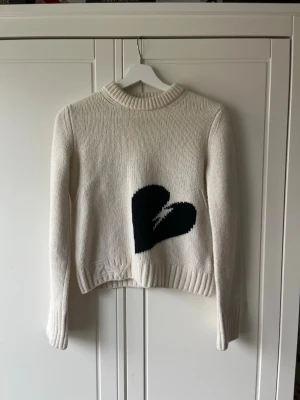 Zadig & Voltaire tröja - Säljer min super snygga Zadig voltarie stickade tröja. Tröjan har två gula fläckar vid bröstet (se bild), syns dock bara i väldigt ljust ljus. Har inte testat att ta bort fläckarna, så de kanske försvinner i kemtvätt. Priset är diskuterbart så hör av er! 