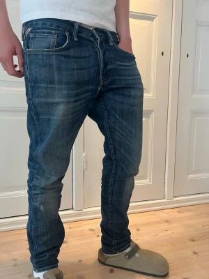 (Sjuk fade) Denim supply jeans Ralph louren - (Sjuk fade)Snygga blå slim fit jeans med klassisk femficksdesign och diskreta slitningar. Jeansen har kontrastsömmar och en läderpatch bak i midjan. Perfekta för en avslappnad och trendig stil.