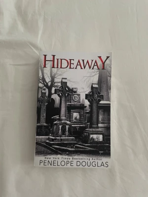 Hideaway av Penelope Douglas - Den självpublicerade utgåvan av Hideaway av Penelope Douglas som inte finns att köpa längre. I helt perfekt skick. Ursprungligen köpt för 250kr. Köparen står för frakten.