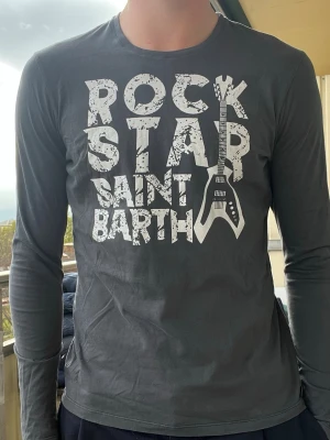 Saint Barth långärmad t shirt  - Saint Barth långärmad t shirt. Modellen på bilden är 190 och väger 85kg! Vid köp av fler kan jag erbjuda bra rabatt😊