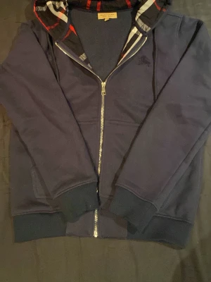 Burberry hoodie - Säljer denna fina burberry tröja som är mycket sparsamt använd den är i storlek S. Tveka inte på att höra av dig vid funderingar! Denna tröja är limiterad därav ett lite dyrare pris jämfört med andra liknande tröjor i andra färger 