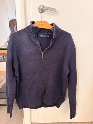 Ralph Lauren halv zip  - Ralph lauren halv zip. Helt okej skick men det syns att den är använd. Inga defekter men färgen är rätt blek. Rensar min garderob så kolla mina andra varor. Liten medium 