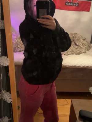 Rosa Juicy Byxor - Säljer ett par snygga rosa mjukisbyxor med avslappnad passform och praktiska sidofickor. Perfekta för chill dagar hemma eller när du vill vara bekväm men ändå se fräsch ut. Byxorna har resår i midjan för extra komfort.