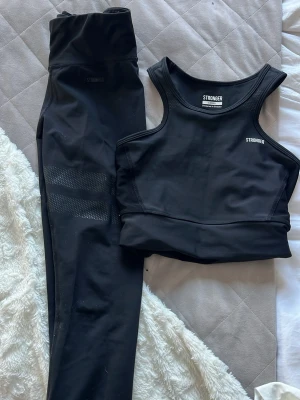 Svart träningsset från Stronger - Säljer detta super fräscha tränningssett ifrån Stronger, hela sättet-200kr, bara byxorna-150kr, bara toppen-100kr