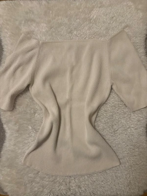 Gullig off-shoulder topp - Vit off-shoulder topp som inte är för lång eller för kort.