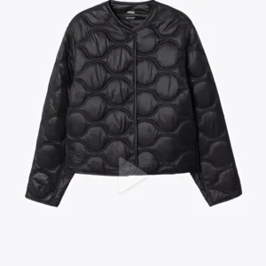 Svart quiltad pufferjacka från Mango - Säljer denna supersöta jacka då den inte kommer till användning! Den är i perfekt till hösten och i ett bra skick! 