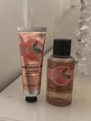 The body shop - Oanvända grejer i doften pink grapefruit. 