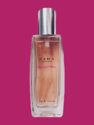 Zara Woman Special Edition parfym - ✨ Zara Woman Special Edition Eau de Parfum ✨  Lovely feminine scent from Zara – perfect for everyday wear or nights out 💕  🌸 Fragrance notes: 🍊Top: Bergamot, fruity notes 💐Heart: Jasmine, peony, orange blossom 🍦Base: Vanilla, musk, sandalwood  Warm, slightly sweet floral with a soft musky finish. Easy to wear and very flattering.  📏 15ml Eau de Parfum 💧 Approx. 30–40% remaining (see photos for fill level) 🇪🇸 Made in Spain ✔️ Spray works perfectly  Message if interested 💌