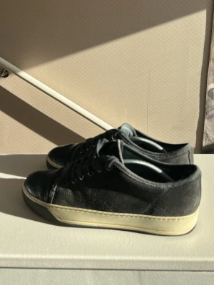 Lanvin skor - Hejjj och välkomna till Liljestrands nu säljer vi ett par Lanvin skor med krokodil skin på toppen ovanliga som tusan ny pris runt 5000kr vårt pris 999kr UK 6 motsvarar 39/40 sitter mer som 41 kom med frågor osv MVH LILJESTRANDS