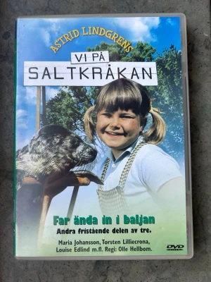 Vi på Saltkråkan: far ända in i baljan dvd - DVD-film baserad på Astrid Lindgrens berättelse "Vi på Saltkråkan". Filmen innehåller tre fristående delar: "Sjörövarna", "Vad händer på Kattskär" och "Far ända in i baljan".  Produktionsår: 1963 DVD-produktion: 2002 Speltid: 110 minuter  Finns på språk: Svenska    OBS!! skivorna är begagnade så det kan förekomma repor/hairlines på skivorna, men då jag kollar igenom alla filmer jag säljer garanterar jag att alla funkar felfritt om inget annat står! :)