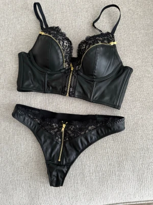 Underklädesset  - Från Hunkemöller’s PrivateCollection, storlek 70B i bh & S i trosa