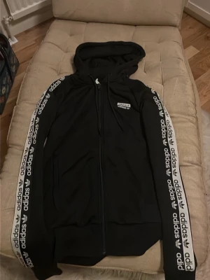 Adidas zip up hoodie - Säljer en adidas zip up hoodie som jag aldrig använt, den var tyvärr inte min stil. 