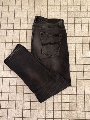 Nudie Jeans Grim Tim - Nudie Jeans | modell Grim Tim, slimfit | snygg grå/svart tvätt | storlek W33-L30 | skick 8/10 | nypris 1600, mitt pris endast 499! | mått finns! | skiv vid frågor eller fler bilder! |
