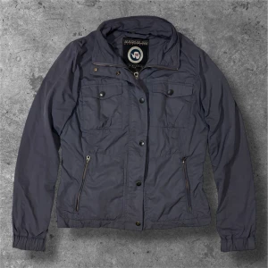 Napapijri Field jacka - Säljer denna riktigt feta fieldjackan från Napapijri, marinblå | storlek S men passar också XS | skick: 9,5/10, riktigt bra skick | Hör av er vid frågor, pris kan diskuteras vid snabb affär 🙌 