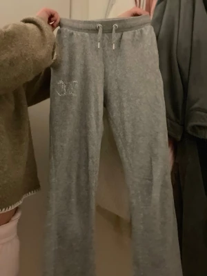 Gråa Juicy Couture  - Säljer ett par grå Juicy Couture bootcut, säljer eftersom de är för små för mig, hör av dig till mig om du vill köpa!☺️