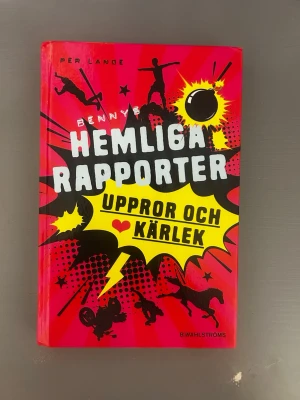 Bennys hemliga rapporter: Uppror och kärlek - En färgstark bok med röd och gul pop art-inspirerad framsida, skriven av Per Lange. Titeln 'Bennys hemliga rapporter: Uppror och kärlek' står i stora bokstäver och omslaget har siluetter av figurer, explosioner och hjärta. Perfekt för dig som gillar ungdomsböcker med humor och drama.