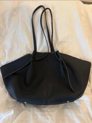 Svart väska  - Svart väska som är rymlig och därmed perfekt som skolväska 🥰🥰 hör av er vid frågor❤️