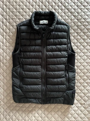 Stone Island dunväst - Säljer nu min stone island dunväst då jag köpt en annan. | Gammal modell som är svår att få tag i. |Riktigt funktionell som ger både bra passform och funktionalitet. | Storlek S. | Bedöm skicket utifrån bilder, (8,5/10). | Släng iväg en signal vid funderingar så svarar jag snabbt. |